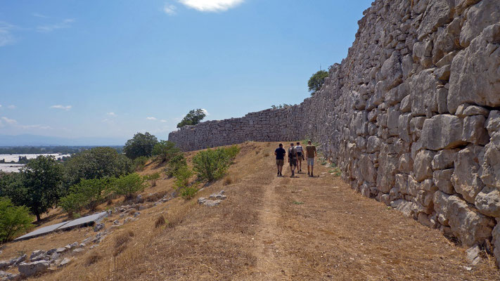 A walk along the ancient walls. © Dieuwertje Smolenaars