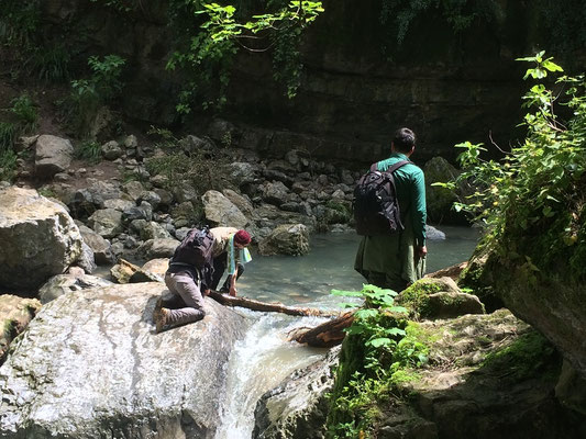 Later on we had to think of other ways to cross the stream. © Frank Deschandol
