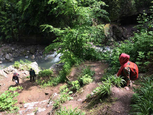 Making our way up on the slippery and steep path. © Frank Deschandol
