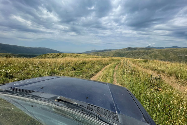 Driving over the grassy highplateau.
