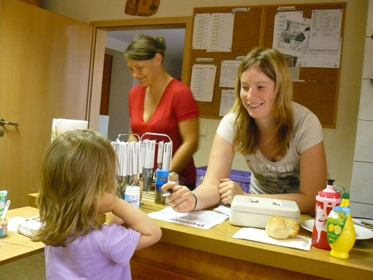 Kathrin & Jessi (v.l.) schmissen u.a. die Verpflegung in der Kegelbahn und die Kinderberteuung „wink“-Emoticon — mit Jessica Lässig.