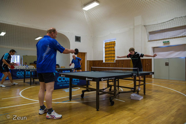 Bernd Heller (MSV I) und Paul Feustel (Arnsgrün I) beim "Kampf" um den Ball.