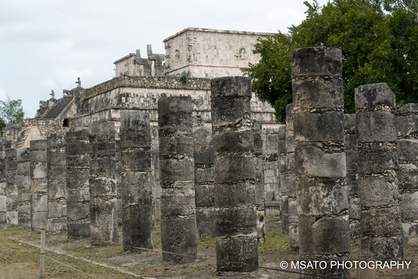 MÉXICO - Chichén Itzá. Colunas no templo dos gurreiros.