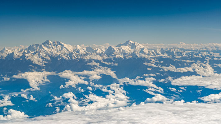 NEPAL Montanhas do Himalaia vistas da janela de um avião comercial.