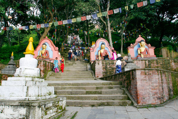 NEPAL Entrada do templo Swayambhnath.