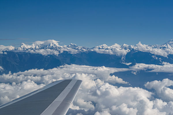 NEPAL Montanhas do Himalaia vistas da janela de um avião comercial.
