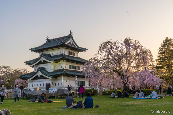 2 - Província de AOMORI. Castelo de Hirosaki na primavera. A torre do castelo foi construída no período Edo (1603–1868), o jardim  possui cerca de 2.600 cerejeiras e é considerada uma das mais belas do Japão. 