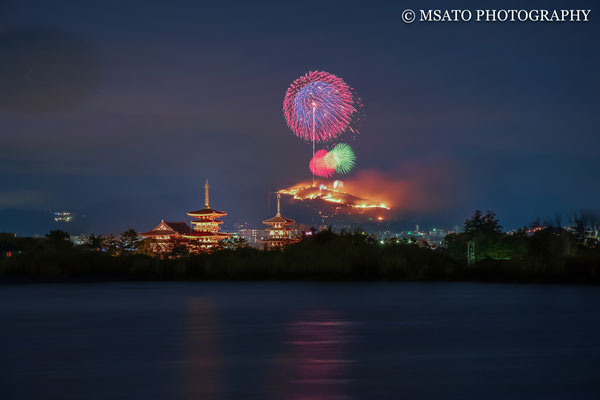 29 - Província de NARA. Wakakusayama Yaki. Evento que ocorre anualmente no mês de janeiro, consistindo em um festival de hanabi e na queima da montanha Wakakusa.