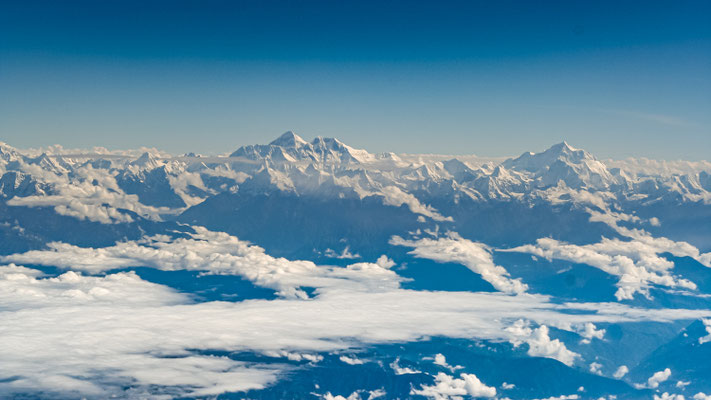 NEPAL Montanhas do Himalaia vistas da janela de um avião comercial.