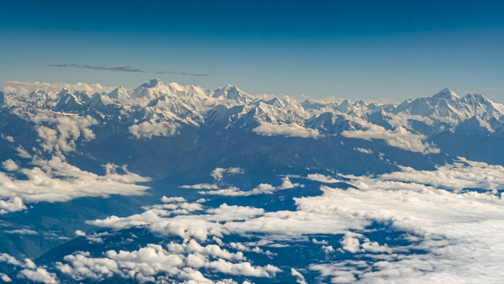 NEPAL Montanhas do Himalaia vistas da janela de um avião comercial.