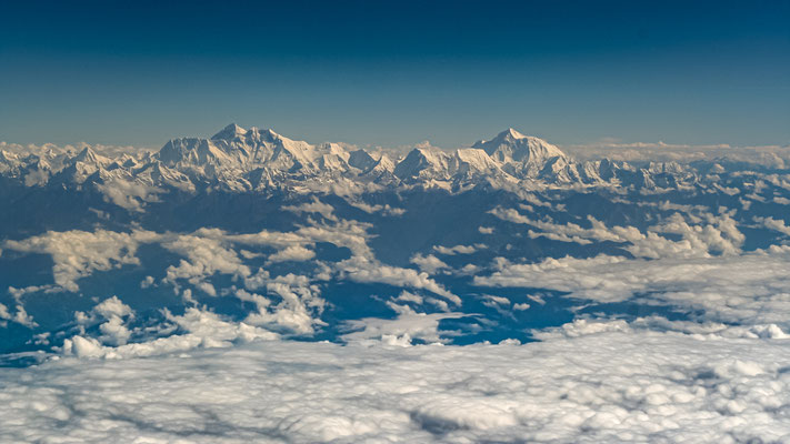 NEPAL Montanhas do Himalaia vistas da janela de um avião comercial.