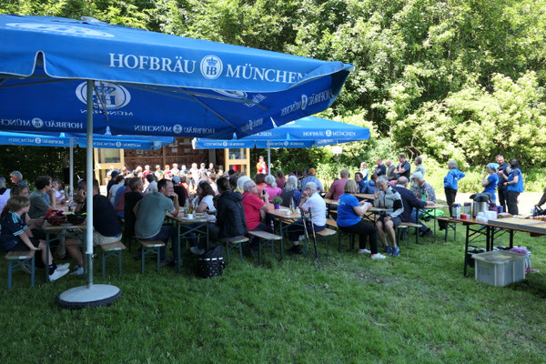 Jung und Alt beim Fest