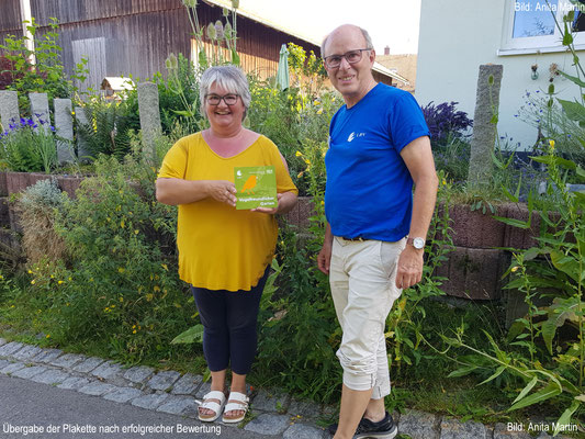 Übergabe der Plakette nach erfolgreicher Bewertung