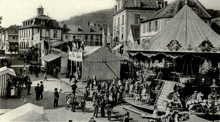 Kirmes auf dem Marktplatz am alten Rathaus, "Fidele Grüße aus Bad Nauheim" Foto von Familie Werle, Online-Museum Bad Nauheim