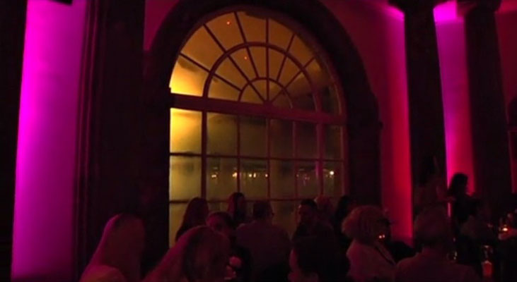 Cocktailbar Soul for Drinks in der Trinkkuranlage:  SCREENSHOT vom HR-Film „Leckerbissen für Kurgäste und Elvis-Fans“, von Nina Thomas und Bernd Kliebhan, 14.11.2015                                      