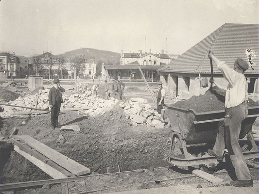Bau des Fernheizkanals neben dem Heizkraftwerk, Foto: Hessisches Staatsarchiv Darmstadt, Hessische Badedirektion 08.05.1906