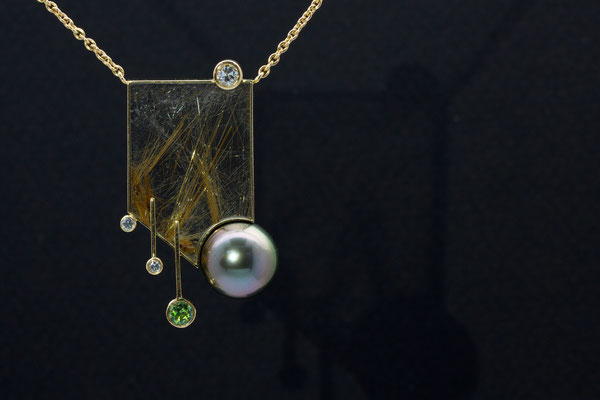 collier or jaune, plaque quartz rutile, perle de tahiti, diamants et grenat démantoïde