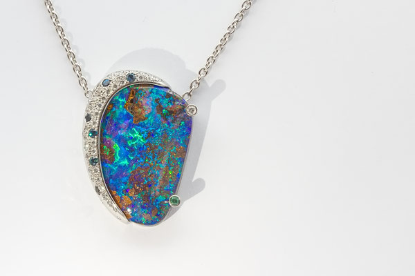 collier en or blanc, opale boulder d'Australie, pavage diamants et alexandrites