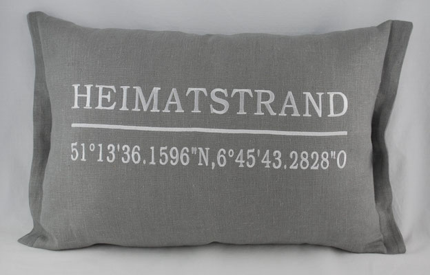 graues Leinen mit weißer Bestickung