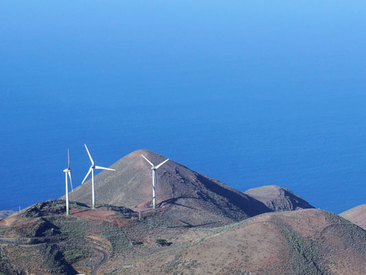 Teil des Windparks vom Dorf Tiñor aus gesehen