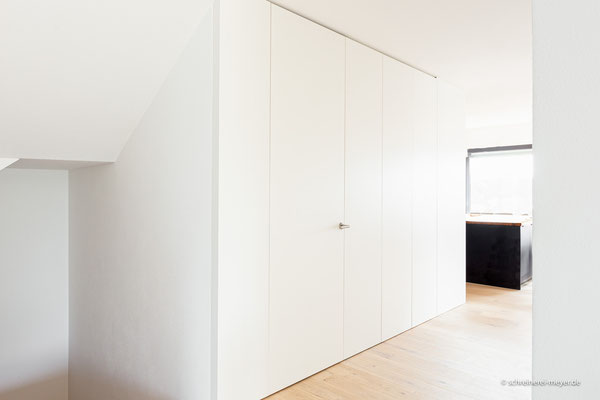 Raumhohes Einbaumöbel Flur mit integrierter Zimmertür