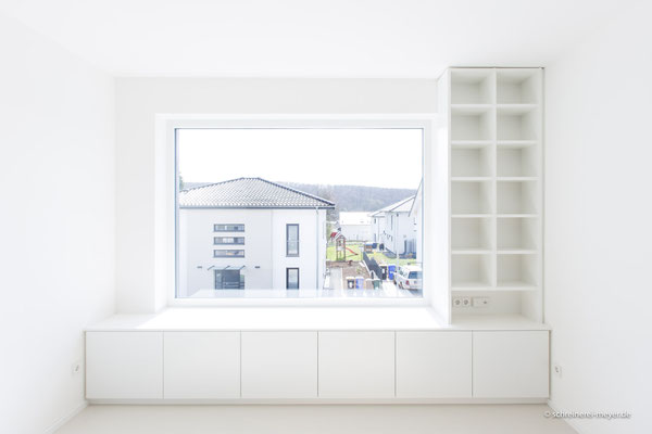 Einbaumöbel mit Sitzfläche in Fensternische