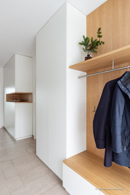 Garderobe in Eiche und Weißlack