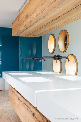 Innenausbau Badezimmer mit Waschtisch Mineralwerkstoff / Entwurf: Gronych + Dollega Architekten
