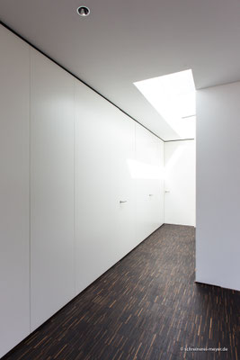 Wandverkleidungen mit raumhohen Zimmertüren und integrierten Einbauschränken / Entwurf: Gronych + Dollega Architekten