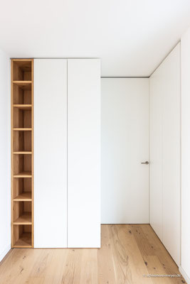 Garderobe und Schuhschrank als raumhohe Einbaumöbel mit integrierter Zimmertür
