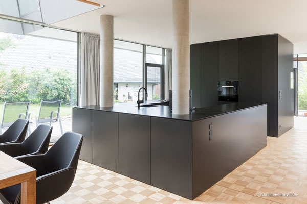 Küche mit Natursteinplatte / Entwurf: Gronych + Dollega Architekten