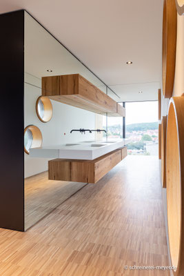 Innenausbau Badezimmer mit Waschtisch Mineralwerkstoff / Entwurf: Gronych + Dollega Architekten