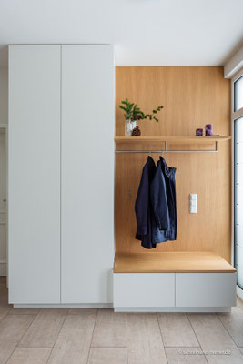 Garderobe in Eiche und Weißlack