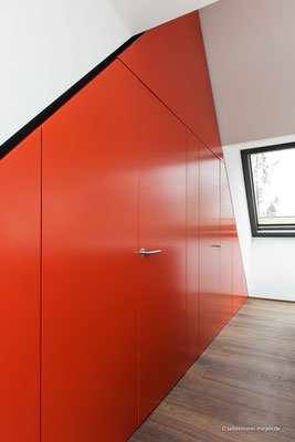 Wandverkleidung mit Zimmertüren und Einbauschränken / Entwurf: Gronych + Dollega