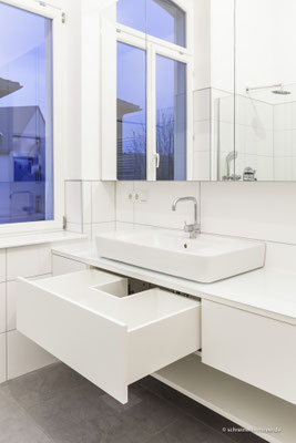 Unterschrank Waschtisch und Spiegelschrank