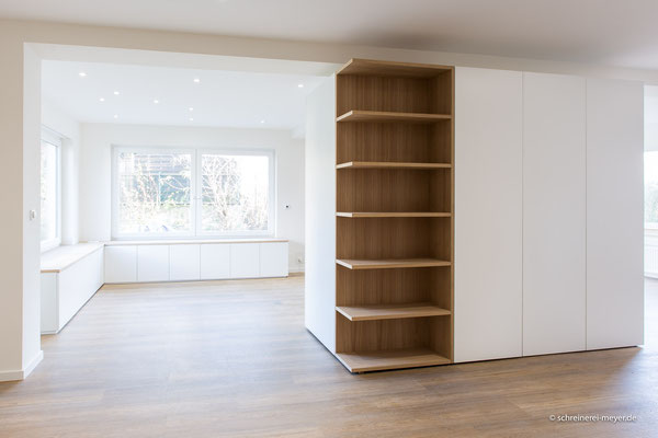 Raumteiler mit offenem Regal und Fenstermöbel