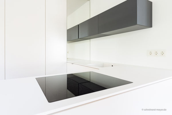 Küche mit Arbeitsplatte aus Corian / Entwurf: Gronych + Dollega Architekten