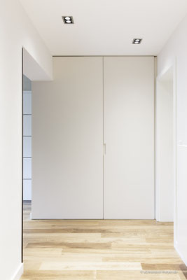 Einbauschrank mit raumhoher Tür