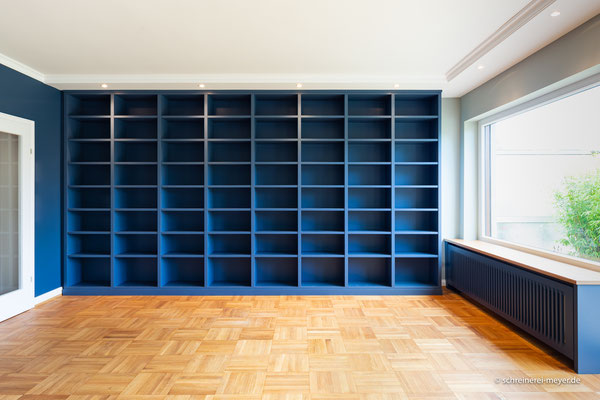 Bibliothek und Heizkörperverkleidungen in lackierter Oberfläche
