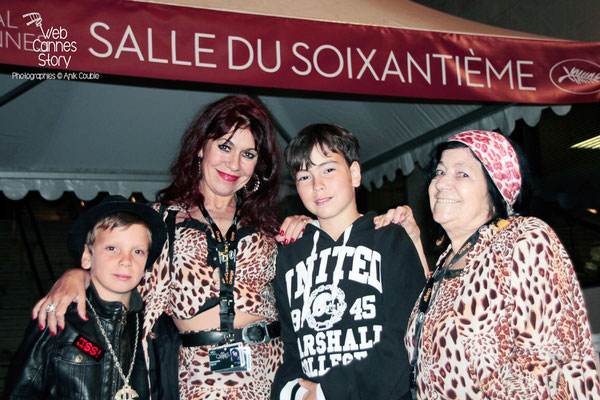 Alan Badaoui-Couble, en compagnie de Pascaline Benito et Esméralda Petit-Benito, les célèbres femmes panthères - Festival de Cannes 2012 - Photo © Anik Couble