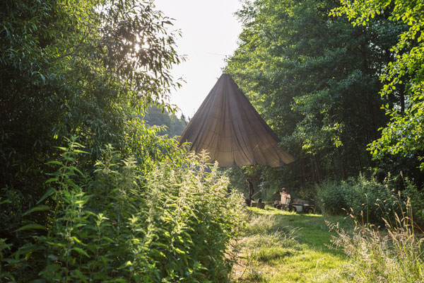 Tarp am Lagerplatz der Wildnisschule Heidefeuer im Sommer