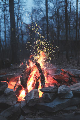 Lagerfeuer & Glut: Feuerpflege und Sicherheit im Camp