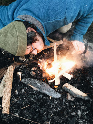 Feuer machen ohne Hilfsmittel – uralte Technik (Wildnisschule Heidefeuer)