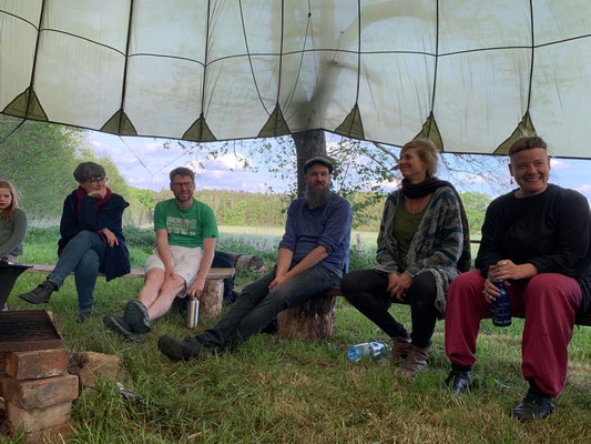 Wildwechsel 2: Austausch im Camp unter Plane – Kreis am Feuer