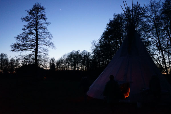 Wildwechsel 2: Tipi in der Dämmerung – Camp am Abend