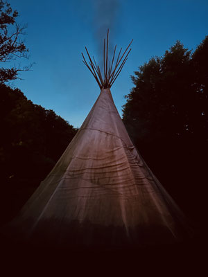Wildwechsel-Ausbildung: Tipi am Abend – Lagerplatz
