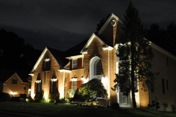 Another stately home with the proper uplighting it's facade deserves! 