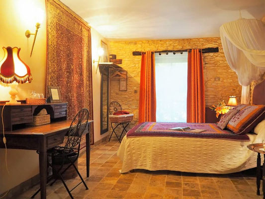 Vue d'ensemble de la chambre d'hôtes 1001 nuits à La Lysiane, décoration orientale et chaleureuse en Périgord.