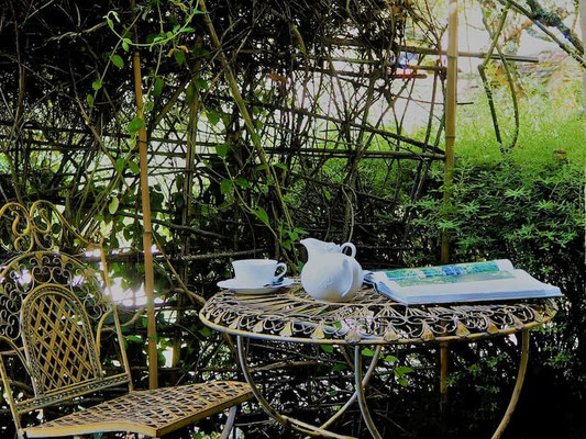 Terrasse privée ombragée avec mobilier de jardin pour la chambre 1001 nuits, vue sur le parc de La Lysiane.
