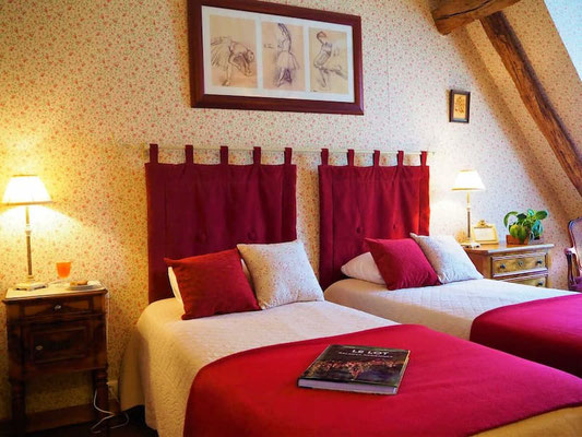 Chambre Romantique configurée avec deux lits jumeaux de 90 cm séparés, idéal pour deux voyageurs solos.